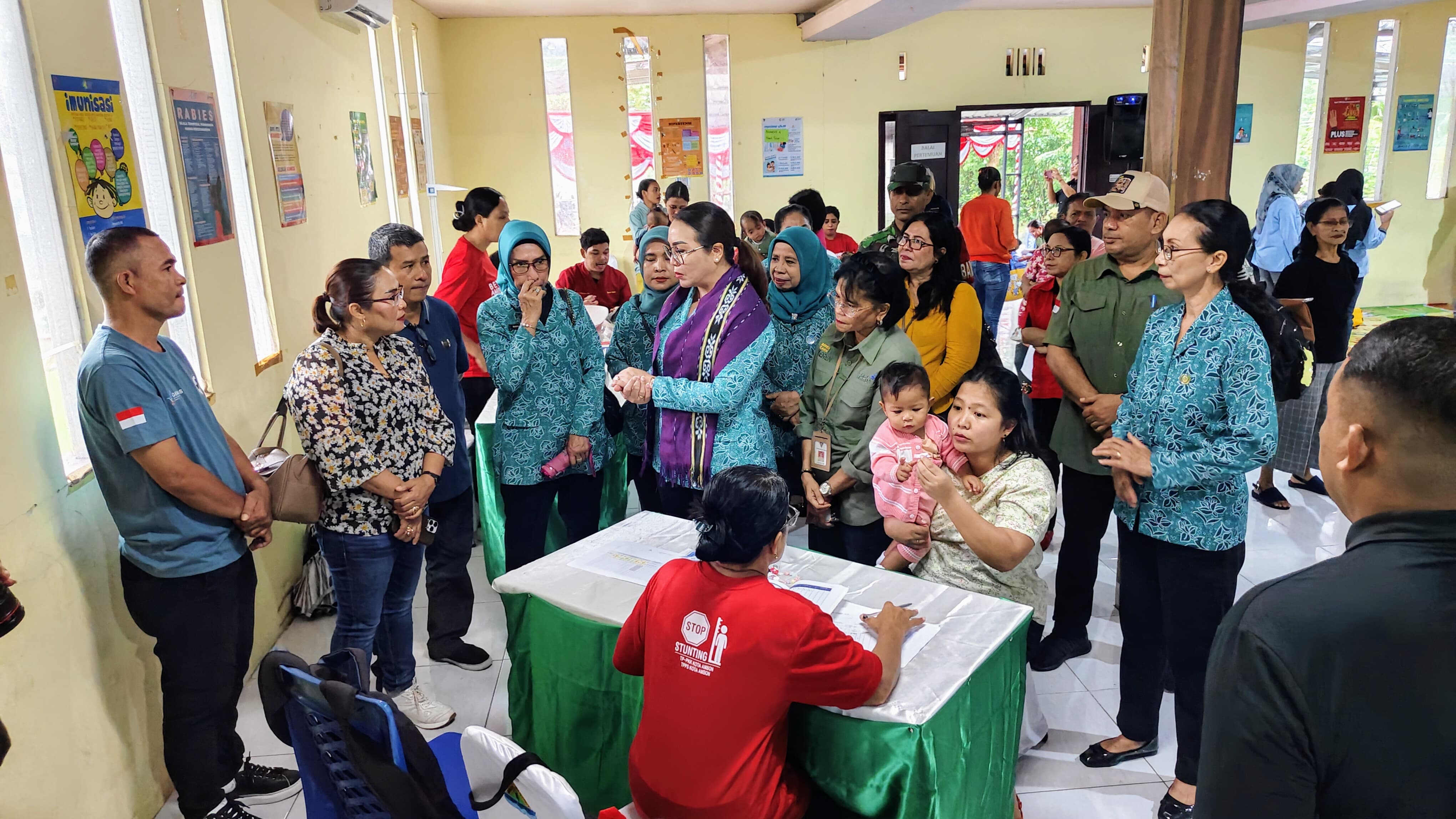 Ketua Pembina Posyandu Kota Ambon, Ny. Lisa Wattimena Kunjungi Posyandu Layanan Primer Desa Hunuth